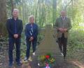 Bild: Hans Lobinger/exb
Zum Gedenken an den Todestag legen Bürgermeister Frank Zeitler sowie seine Stellvertreter Irene Ehemann und Johann Kleber im Namen der Stadt einen Kranz nieder.