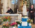 Bild: mas
Die Fatima-Pilgermadonna in der Ablasskirche St. Felix. Pater Sigmund plaziert die Reliquien der Seherkinder Francisco und Jacinta auf dem Altar, rechts Walter Karger, der Vorsitzende des Fatima-Apostolats.