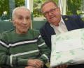 Bild: gf
Zum 95. Geburtstag von Alfred Gugel überreichte Bürgermeister Martin Preuß (rechts) eine Kuscheldecke und spielte dem Jubilar zudem ein Geburtstags-Ständchen am Klavier.