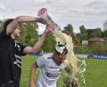 Bild: Hubert Ziegler
"Upo"-Trainer Sven Seitz (rechts) bekam bei den Feierlichkeiten in den Genuss der schon obligatorischen Bierdusche.