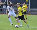 Archivbild: Hubert Ziegler
Eduard Baumbach (rechts) und der FC Amberg holten beim TSV Bogen ein 1:1.