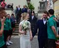 Bild: Kunz
Das Brautpaar wird von Mitspielern des Bräutigams, der beim FC Weiden-Ost in der ersten Mannschaft als Innenverteidiger spielt, begrüßt.