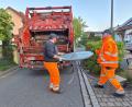 Bild: bl
Schade um den schönen Gartentisch. Christoph Baldauf (links) und Rene Fröhler blutet manchmal das Herz bei all dem, was da in den Sperrmüll wandert.