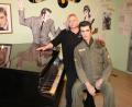 Bild: sne
Heimatvereinsvorsitzende Angela Biersack mit der Elvis-Figur und dem Original-Klavier aus der Micky-Bar: Ganze eineinhalb Stunden drehte das ZDF im Museum.