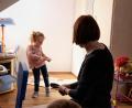Bild: Atelier für sehenswerte Medien/exb
Der Gen-Defekt FOP wird in der Regel im Kindesalter entdeckt, wie bei der dreijährigen Anna (heute 5) aus Sulzbach-Rosenberg.