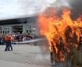 Bild: gsp
Wie ein Wohnungsbrand professionell gelöscht wird, demonstrierte beim Wachfest die Amberger Jugendfeuerwehr.