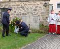 Bild: do
Im Rahmen des Gedenktages legte Bürgermeister Alexander Goller mit Kameraden der Freiwilligen Feuerwehr Oberbibrach am Ehrenmal für die Toten des 19. April 1945 einen Kranz nieder. Ein Gebet sprach Pater Adrian Kugler, Prior des Klosters Speinshart.