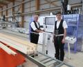 Bild: Hirsch
Richard Kurz (links) und sein Sohn Roman (rechts) präsentierten beim Holzbautag in Schwarzenfeld ein neues Hightech-Gerät mit modernster digitaler Software. Sie entwerfen auf dem Computer das komplette Haus nach Wunsch des Kunden und schicken den Datensatz an die Produktionsmaschine.
