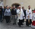 Bild: gf
Am Sonntag pilgerten die Gläubigen der Amberger Pfarreien (das Bild zeigt Gläubige aus der Pfarrei St. Martin) betend hinauf zum Gnadenbild der Gottesmutter in der Bergkirche, um das Pestgelübde aus dem Jahr 1634 zu erfüllen.