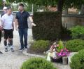Bild: Hirsch
Auf dem Friedhof in Schwarzenfeld gedachte Bürgermeister Peter Neumeier (rechts) gemeinsam mit Initiator Wolfgang Moll und Dolmetscher Arkadiusz Dziura (von links) der Opfer des Todesmarsches von Flossenbürg.