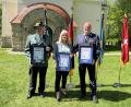 Bild: mor
Der Forstbeamte Andreas Irle, Zweite Bürgermeisterin Anita Hessler und Holger Cibis (von links) wurden aus dem Standortbereich Grafenwöhr mit dem „Good Neighbor Award“ ausgezeichnet.