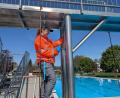 Bild: pz
Nikola Pluhařová löst mit einem speziellen Mittel den Flugrost von der Edelstahl-Oberfläche des Sprungturms im Freibad Waldsassen. Am 17. Mai startet die neue Saison.