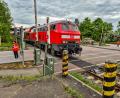 Bild: Hösamer
Schranken und Lichtzeichen sind am Klardorfer Bahnübergang außer Betrieb. Posten regeln den Verkehr. Die Züge passieren die Stelle sehr langsam.