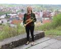 Bild: mrr
Sophie Rüth zu Hause in ihrer Heimat in Rieden. Passend zum Bild bei der Schlossbergkapelle heißt ihr erstes, selbst herausgebrachtes Musikstück "Schlossbergpolka"