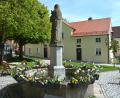 Bild: jr
100 Jahre Heiligsprechung der französischen Heiligen Therese von Lisieux werden in Konnersreuth mit einer zweiwöchigen Veranstaltungsreihe begangen. Im Bild ist der Theresienbrunnen am Therese-Neumann-Platz zu sehen, im Hintergrund das sanierte Reslhaus.