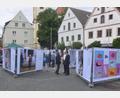 Bild: fz
Zwischen Stadtbrunnen und dem Alten Rathaus in Weiden thematisieren 15 Leinwände die Krankheit Demenz.