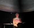Bild: Stephanie Hüttner
Autor Rudolf von Waldenfels entführte die Zuhörer seiner Lesung in Ursensollen "In die Nacht": Der Sternenhimmel in der Kuppel des Planetariums bot die perfekte Kulisse für diesen besonderen Abend.