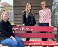 Bild: Susanne Schwab
Hand in Hand arbeiten Julia Möbus vom SkF (sitzend) und Marion Burnikel von der PI Amberg (hinten rechts) bei akuten Fällen häuslicher Gewalt zusammen. Rebecca Hahn vom Polizeipräsidium Regensburg (hinten links) bedankte sich für diesen Einsatz, der in Amberg bestens funktioniert.