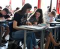 Bild: ubb
Gastschülerin Teresa aus Karlsbad (vorne, rechts) kann bereits nach wenigen Wochen sehr gut Deutsch sprechen und lesen. Wenn sie etwas nicht versteht, hilft ihr die ganze Klasse 9a, wie hier ihre Banknachbarin Anna.