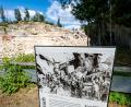 Archivbild: Armin Weigel
Eine Informationstafel steht vor dem Steinbruch des ehemaligen Konzentrationslagers Flossenbürg.