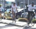 Bild: Hirsch
Der Radsportler Holger Speckhahn (rechts) traf auf seiner Benefiz-Tour durch Deutschland zusammen mit seinen Begleitern am Ende der sechsten Etappe in Schwarzenfeld ein.