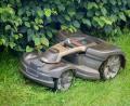 Bild: Symbolbild Monika Skolimowska/dpa
Ein Mähroboter mäht Gras in einem Garten.