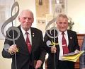 Bild: ld
Im März diesen Jahres zeichneten der Fränkische Sängerbund (FSB) und der Deutsche Sängerbund (DSB) Günther Lindner und Gerald Plannerer (von links) für 60 Jahre Singen im Chor aus.