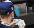 Bild: Symbolbild Hannes P. Albert/dpa
Ein Mann mit Pokemon-Karten
