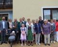 Bild: gi
Elfriede Reitinger (Sechste von rechts) feierte im großen Kreise ihren 85. Geburtstag. Dazu gratulierten Tochter Gabriele, Schwiegersohn Hans, die Enkel Johannes und Franziska, die Urenkel sowie Verwandte und der Frauenbund. Glück- und Segenswünsche überbrachten auch Pfarrer Udo Klösel (Fünfter von rechts) und Bürgermeister Armin Bulenda (links).