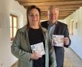Bild: Christine Hollederer
Charlene Rubenbauer (hier mit Landrat Richard Reisinger) ist die neue Pflegeberaterin im Landkreis Amberg-Sulzbach. Mit ihr haben Angehörige von pflegebedürftigen Menschen eine Ansprechpartnerin.