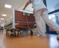 Symbolbild: Marcus Brandt/dpa
Eine Krankenschwester schiebt ein Bett über den Flur einer Klinik. Im Gesundheitswesen sind laut Agentur für Arbeit aktuell Stellen frei.