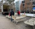 Bild: lei
Die Betten aus dem Malteser-Waldkrankenhaus St. Marien in Erlangen werden für den Transport nach Rumänien verladen.