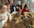 Bild: ck
Sebastian Reil leitet die Kindergartengruppe "Enten" im BRK Kindergarten Vohenstrauß. Eine Indoor-Baustelle bietet den Mädchen und Buben die Möglichkeit, auch bei schlechtem Wetter mit Sand zu spielen.