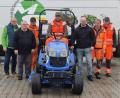 Bild: Markt Konnersreuth/Schönauer/exb
Bei der Übergabe des neuen Aufsitzrasenmähers mit dabei waren (von links) Bürgermeister Max Bindl, Sachbearbeiter Thorsten Malikowski, das Bauhof-Team mit Andreas Neumann, Achim Franzke sowie (von rechts) Matthias Hart und Peter Hofmann und Klaus Schwägerl aus Königshütte.