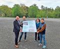 Bild: Torsten Ernstberger
Ein großer (Bau-)Plan für ein großes Gelände: (von links) Oberbürgermeister Oliver Weigel, Baudirektor Stefan Büttner, Martina Prucker von der Bauverwaltung und Michael Schneider vom Kommunalunternehmen erklären, welche Sanierungsarbeiten bald auf den Angerplatz vorgenommen werden müssen.