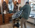 Bild: hka
Eigentlich dürfen Barbershops nur Bärte schneiden und pflegen. Hier macht der Mitarbeiter eine Ausnahme für einen Damen-Haarschnitt.