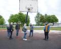 Bild: bey
Der Flosser Bauausschuss besichtigt das Sportgelände. Hier soll der Basketballplatz saniert werden. Die Korbanlage wird auf der gegenüberliegenden Seite errichtet, um künftig die Weitspringer nicht zu behindern.