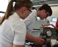 Bild: lue
Linda Schmid und Erik Kausler sind Azubis bei Siemens Healthineers in Kemnath. Im neuen "Education & Development Center" arbeiten sie an einer Drehbank.