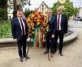 Bild: Pressestelle Stadt Weiden i.d.OPf.
Oberbürgermeister Jens Meyer (von links) und die Bürgermeister Reinhold Wildenauer und Lothar Höher legen gemeinsam zum Jahrestag "80 Jahre Kriegsende" am Schlörplatz in Weiden einen Kranz nieder.