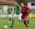 Bild: mhs
Der Wernberger Bastian Zimmermann (links) wird vom Pfreimder Spielertrainer Bastian Lobinger verfolgt. Das Hinspiel gewann Wernberg mit 2:0.