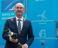 Bild: Timm Schamberger/dpa
Hubert Aiwanger (FW), Wirtschaftsminister von Bayern, mit einer Fahrzeug- Befüllkuplung für Wasserstoff.