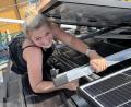 Bild: Marion Reitinger/exb
Lisa Reitinger packt an: Hier hoch auf Dächern bei der Montage von PV-Anlagen.