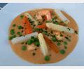 Bild: Michael Schiffer
Ragout von Scampi, Erbsen und Spargel auf Krebssoße. Wer mag, streut noch etwas Kerbel vor dem Servieren darüber.