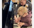 Bild: Jenny Martin/exb
Jakob Martin beim Klavierunterricht mit Ottilie Niebauer.