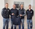 Bild: mnt
Die Verantwortlichen Tobias Zinkl (links), Abteilungsleiter Christian Bronold (Zweiter von rechts) und Christian Käsbauer (rechts) stellten mit Markus Schubert (Zweiter von links) den neuen Trainer der Herrenmannschaft des TSV Winklarn vor.