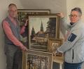 Bild: Emily Seidel
Ingolf Tzscheuschner übergibt die Gemäldesammlung des Malers Heiner Grimm an Dr. Sabine Zehentmeier-Lang vom Fichtelgebirgsmuseum.