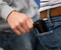 Bild: Symbolbild Arno Burgi/dpa
Das Foto zeigt einen gestellten Taschendiebstahl. Die Polizei warnt vor den Maschen der Täter.