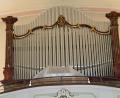 Bild: prh
Noch ist der Spieltisch nach Abschluss der Umbauarbeiten an der fast 100 Jahre alten Weise-Orgel abgedeckt. Am Sonntag, 18. Mai, wird das Instrument erstmals bei der feierlichen Orgelweihe erklingen.
