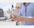Symbolbild: Christin Klose/dpa
Unterwegs als Tourist oder abseits bekannter Pfade: Dann ist die Kartenanwendung auf dem Smartphone ein unverzichtbares Tool.