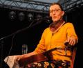 Bild: ge
Martina Schwarzmann: Die oberbayerische "Familienkabarettistin" hatte das Zelt mit 1800 Besuchern voll im Griff – vom Anfang bis zum Ende.